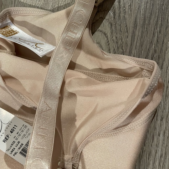 Nude tummy control body suit (I’d classify the size as xs) - Picture 8 of 10